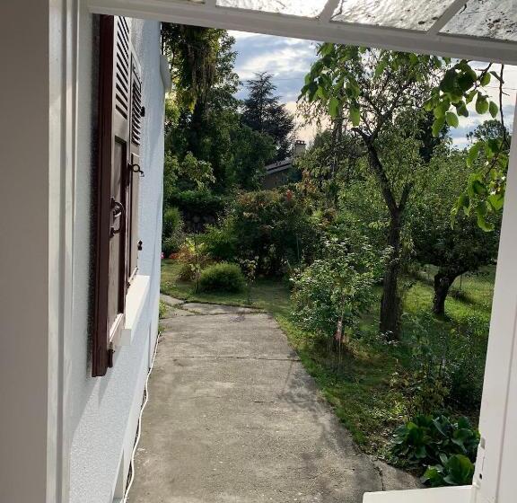 פנסיון Rooms In The Villa Near The Airport, Share Bathroom And Share Kitchen