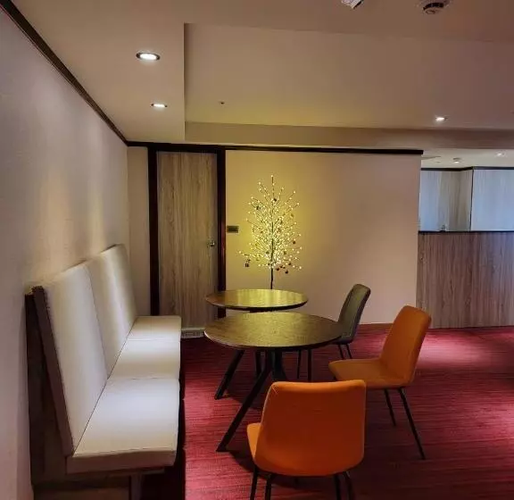 Rich & Free Hotel   Fuzhong 富逸旅趣 板橋府中館