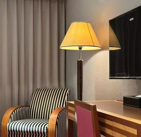 Rich & Free Hotel   Fuzhong 富逸旅趣 板橋府中館