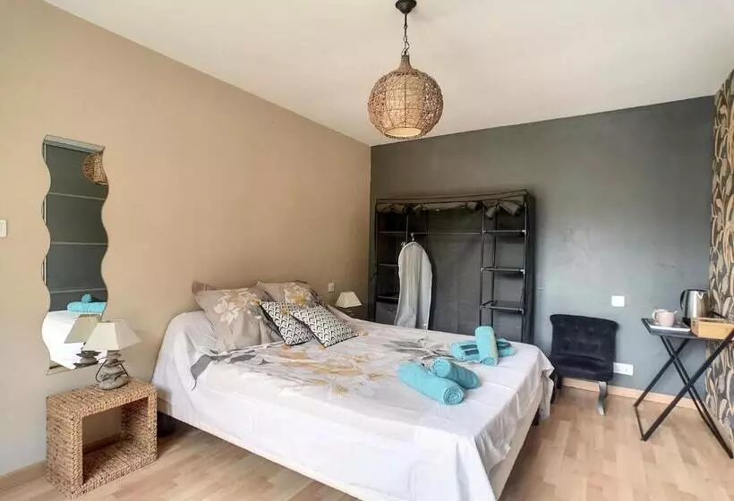 ベッドアンドブレックファースト Les Goujatoux Chambre Brantome