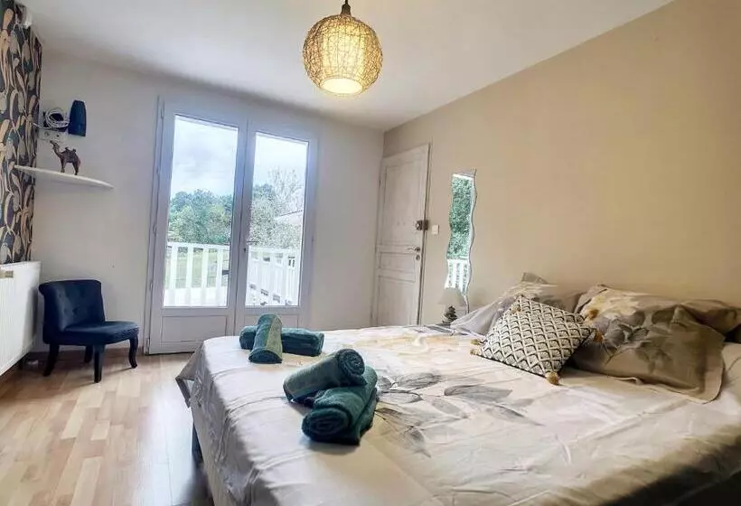 ベッドアンドブレックファースト Les Goujatoux Chambre Brantome
