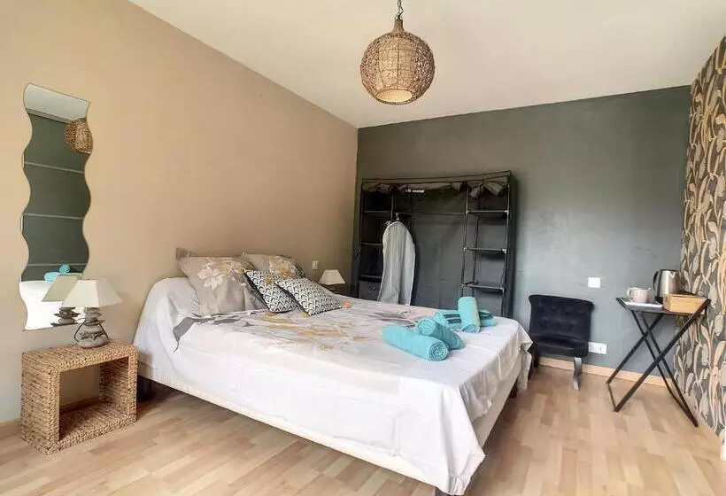 ベッドアンドブレックファースト Les Goujatoux Chambre Brantome