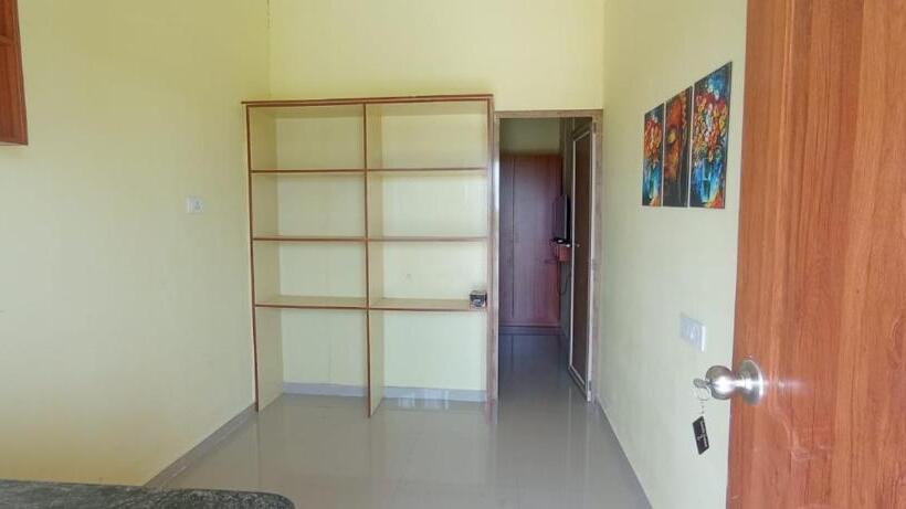 בית מלון כפרי Surathi Enclave