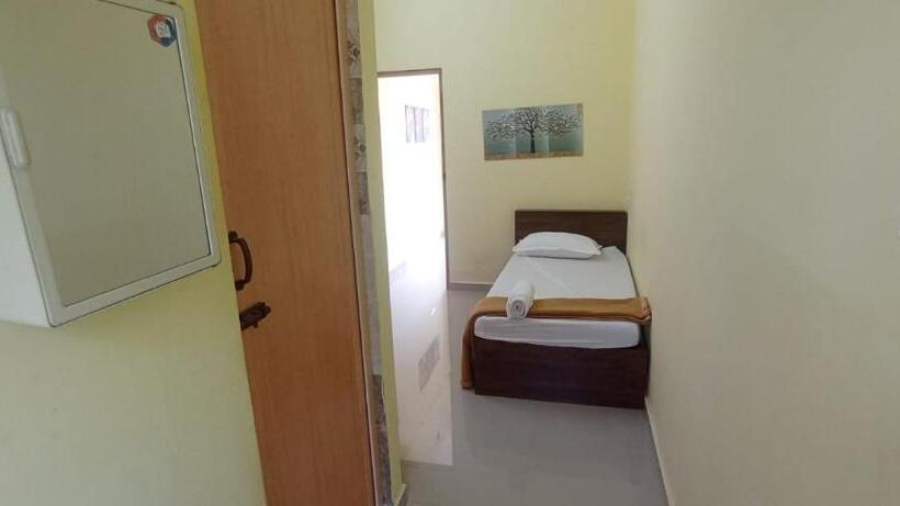 בית מלון כפרי Surathi Enclave