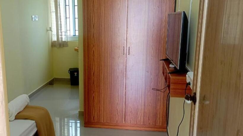 בית מלון כפרי Surathi Enclave