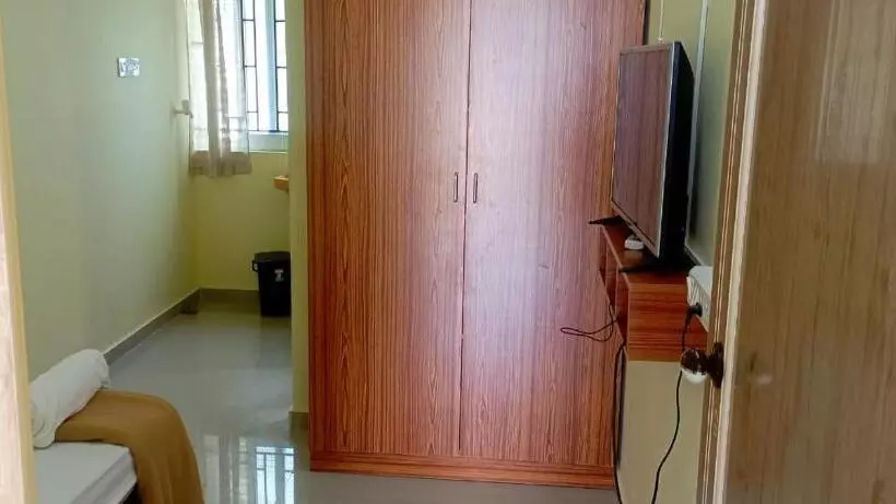 هتل Surathi Enclave