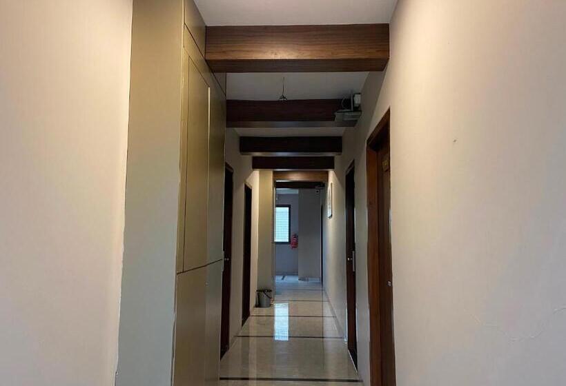 בית מלון כפרי Swaraj