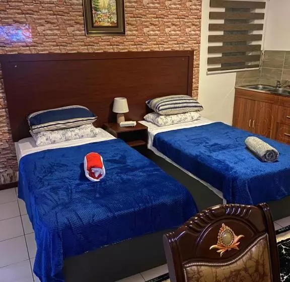 پانسیون Comrades Oasis Guest House