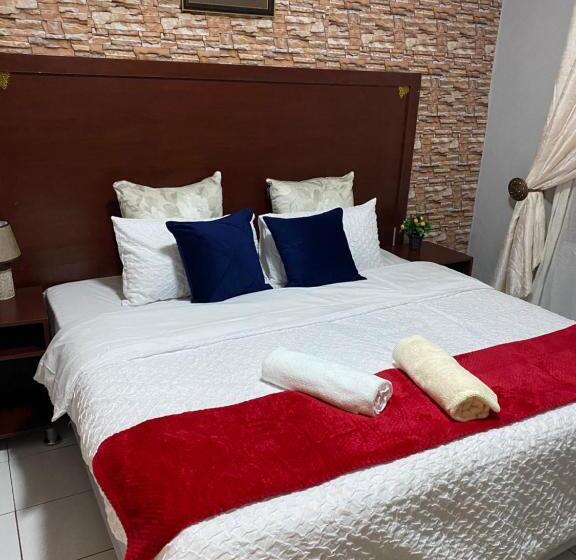 ペンション Comrades Oasis Guest House