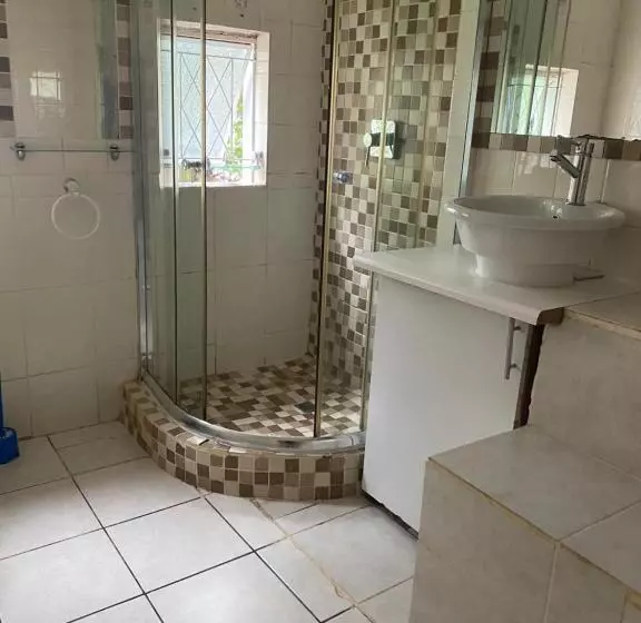 پانسیون Comrades Oasis Guest House