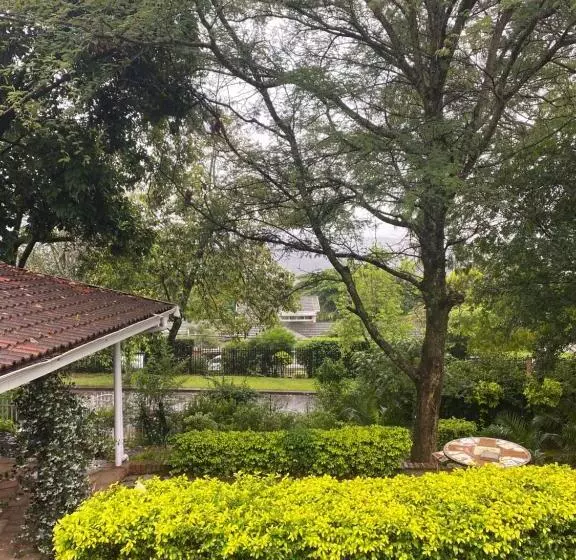 پانسیون Comrades Oasis Guest House