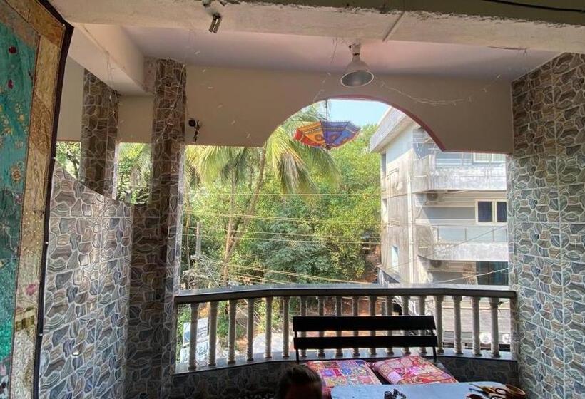 پانسیون No Name Guesthouse