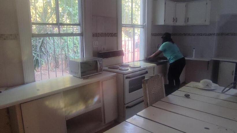 23 Whitaker Maboneng Hotelstyle