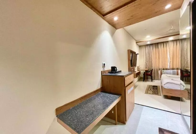 ホテル Rockbay ! Puri, Swimming Pool Lift And Parking Facility Near Sea Beach & Temple Breakfast Included