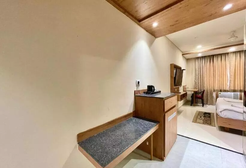 ホテル Rockbay ! Puri, Swimming Pool Lift And Parking Facility Near Sea Beach & Temple Breakfast Included