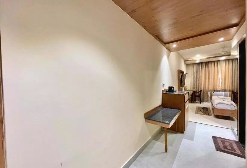 ホテル Rockbay ! Puri, Swimming Pool Lift And Parking Facility Near Sea Beach & Temple Breakfast Included