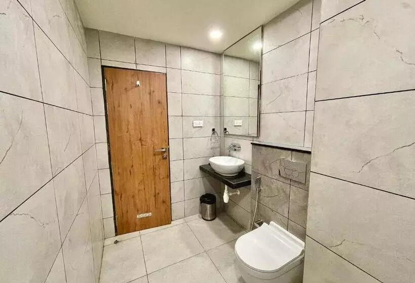 ホテル Rockbay ! Puri, Swimming Pool Lift And Parking Facility Near Sea Beach & Temple Breakfast Included