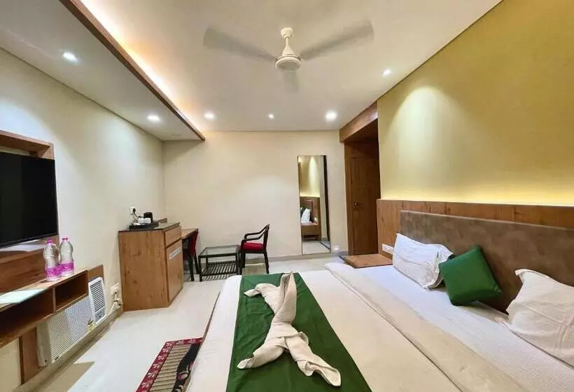 ホテル Rockbay ! Puri, Swimming Pool Lift And Parking Facility Near Sea Beach & Temple Breakfast Included
