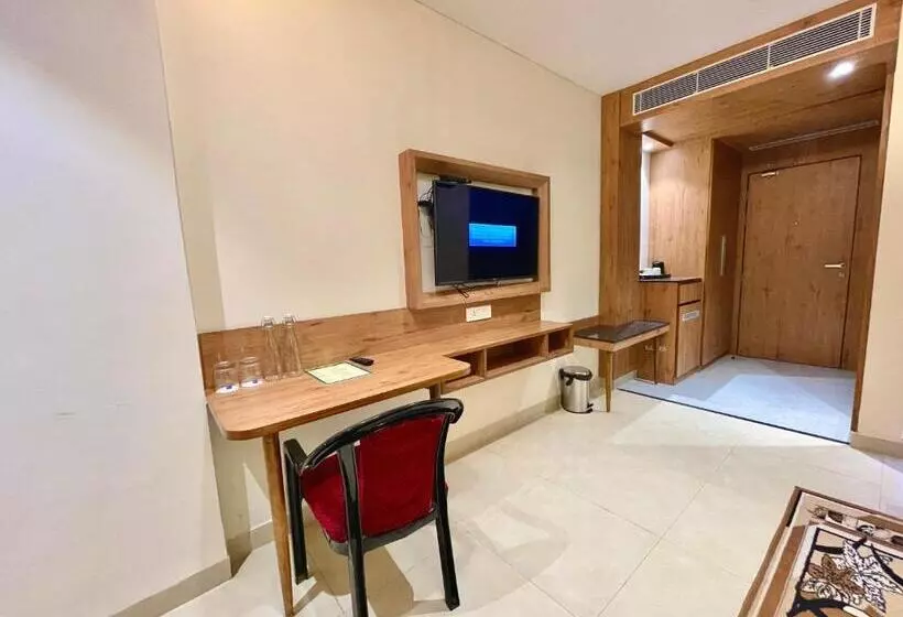 ホテル Rockbay ! Puri, Swimming Pool Lift And Parking Facility Near Sea Beach & Temple Breakfast Included