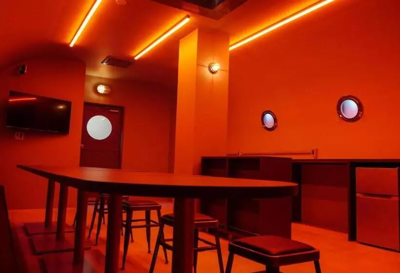 Majatalo Red Submarine