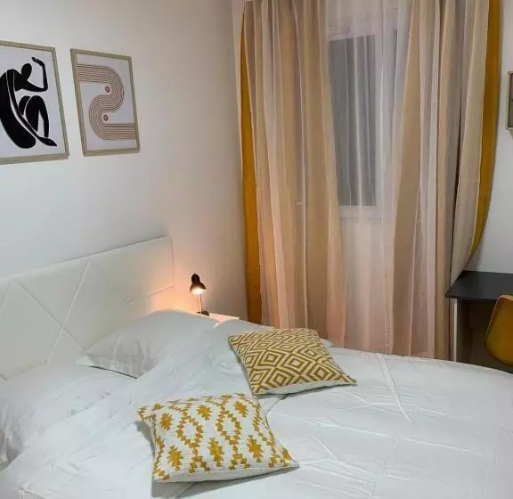 ベッドアンドブレックファースト Chambre Privée Face Arrêt De Tram Proche Métro 5 Pablo Picasso, Chambres Individuelles , La Cuisine
