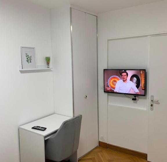 Nocleg ze śniadaniem Chambre Privée Face Arrêt De Tram Proche Métro 5 Pablo Picasso, Chambres Individuelles , La Cuisine