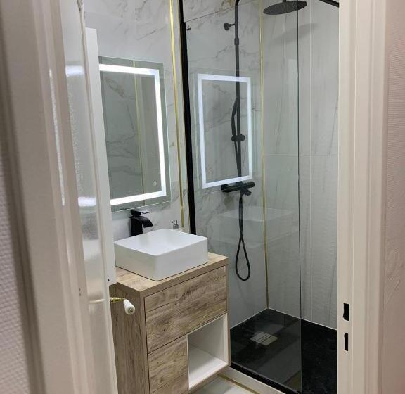 Nocleg ze śniadaniem Chambre Privée Face Arrêt De Tram Proche Métro 5 Pablo Picasso, Chambres Individuelles , La Cuisine