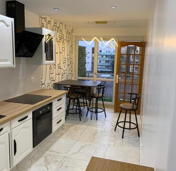 Nocleg ze śniadaniem Chambre Privée Face Arrêt De Tram Proche Métro 5 Pablo Picasso, Chambres Individuelles , La Cuisine