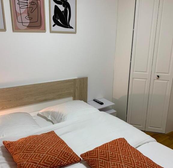 Nocleg ze śniadaniem Chambre Privée Face Arrêt De Tram Proche Métro 5 Pablo Picasso, Chambres Individuelles , La Cuisine