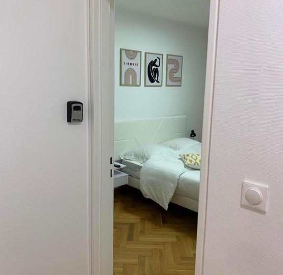 Nocleg ze śniadaniem Chambre Privée Face Arrêt De Tram Proche Métro 5 Pablo Picasso, Chambres Individuelles , La Cuisine