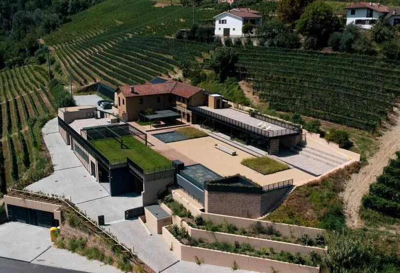 Aamiaismajoitus (B&B) Castello Di Perno Foresteria, Winery & Rooms