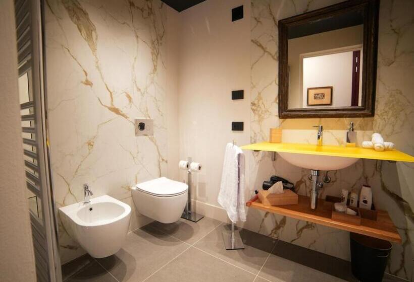 Bed and Breakfast Castello Di Perno Foresteria, Winery & Rooms