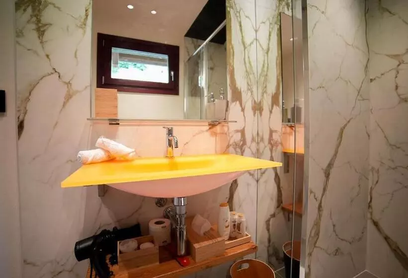 Aamiaismajoitus (B&B) Castello Di Perno Foresteria, Winery & Rooms