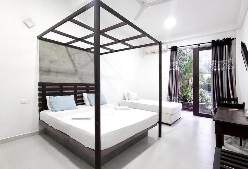 مبيت وإفطار Mirissa Marin Wall Villa Deluxe Triple Room