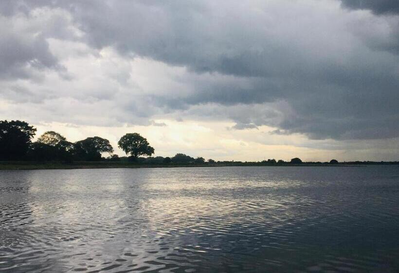 Отель Lake Park