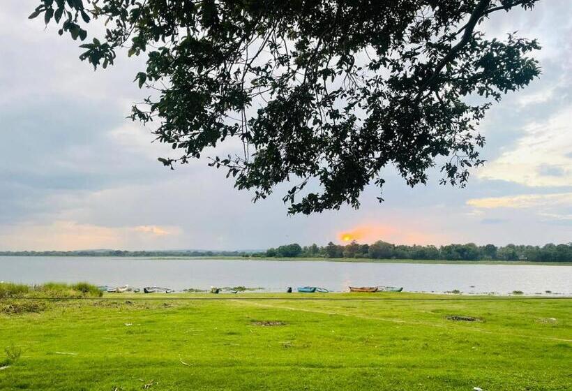 Отель Lake Park