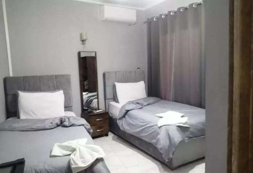 هتل Nada Hostel