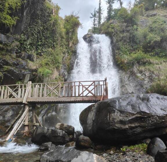 בית מלון כפרי The Claud Inn