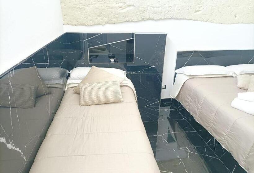 פנסיון Newhouse Rooms Black & White