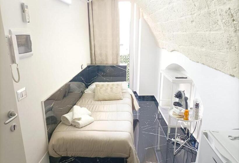 פנסיון Newhouse Rooms Black & White