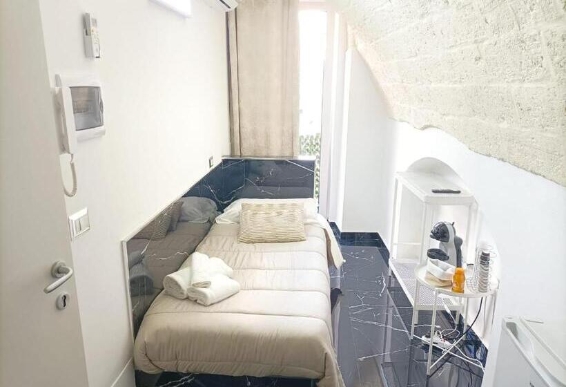 פנסיון Newhouse Rooms Black & White