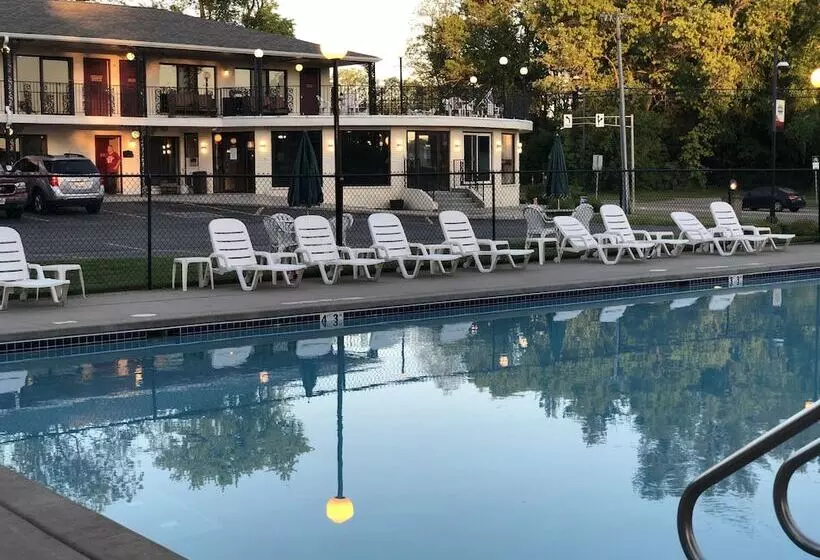 ホテル Amber S Inn & Suites