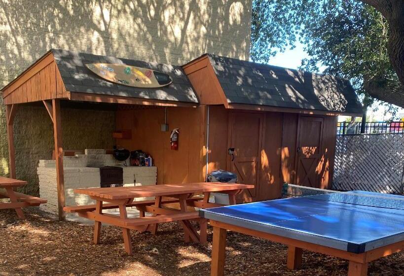 Отель Angie's Guest Cottage