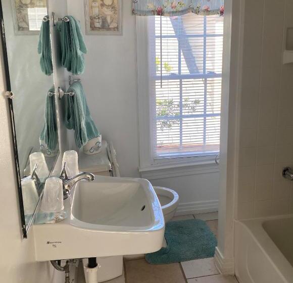 Отель Angie's Guest Cottage