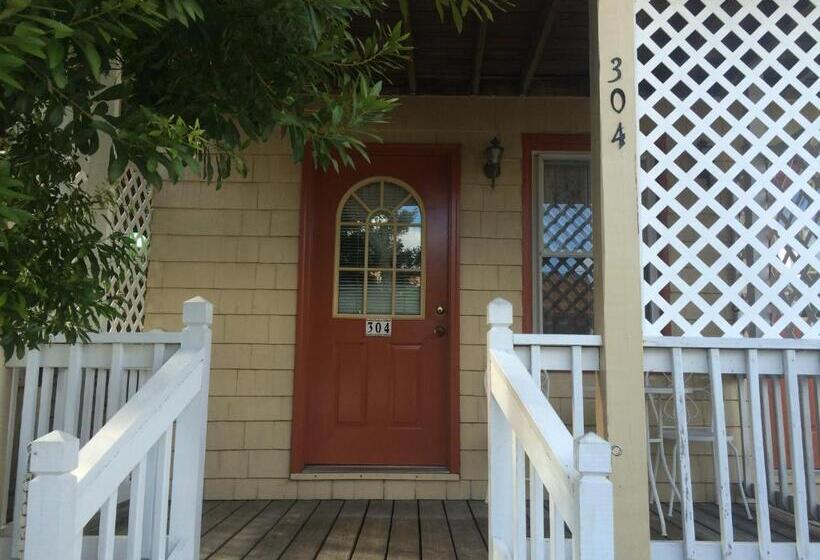 Отель Angie's Guest Cottage