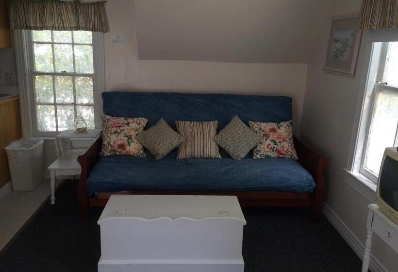 Отель Angie's Guest Cottage