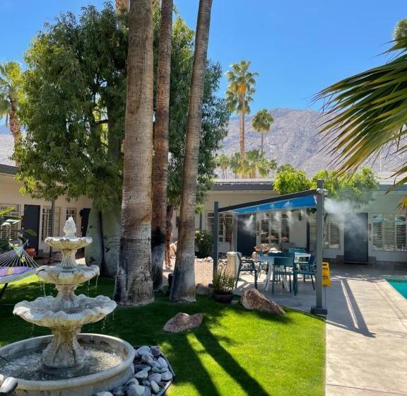 בית מלון כפרי Desert Paradise Gay Mens Clothing Optional Resort