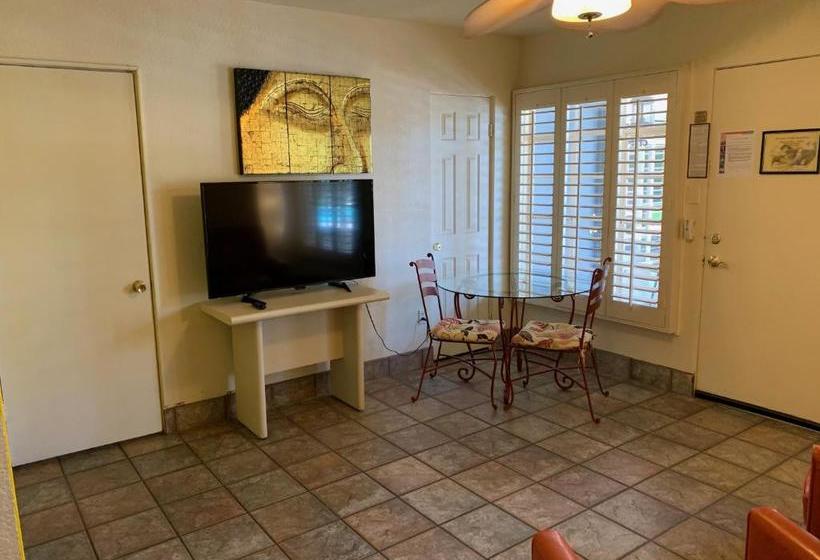 בית מלון כפרי Desert Paradise Gay Mens Clothing Optional Resort