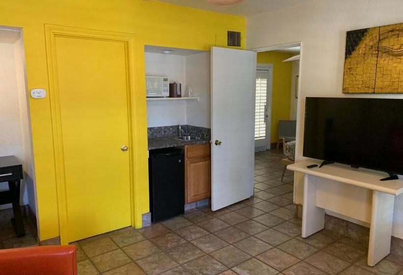 בית מלון כפרי Desert Paradise Gay Mens Clothing Optional Resort