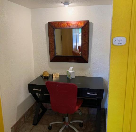 בית מלון כפרי Desert Paradise Gay Mens Clothing Optional Resort